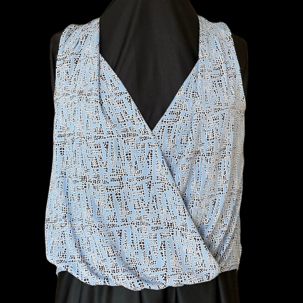 ASTR Blue Black White Abstract Print Sleeveless Surplice Top Sz M Hi-Lo Hemline
